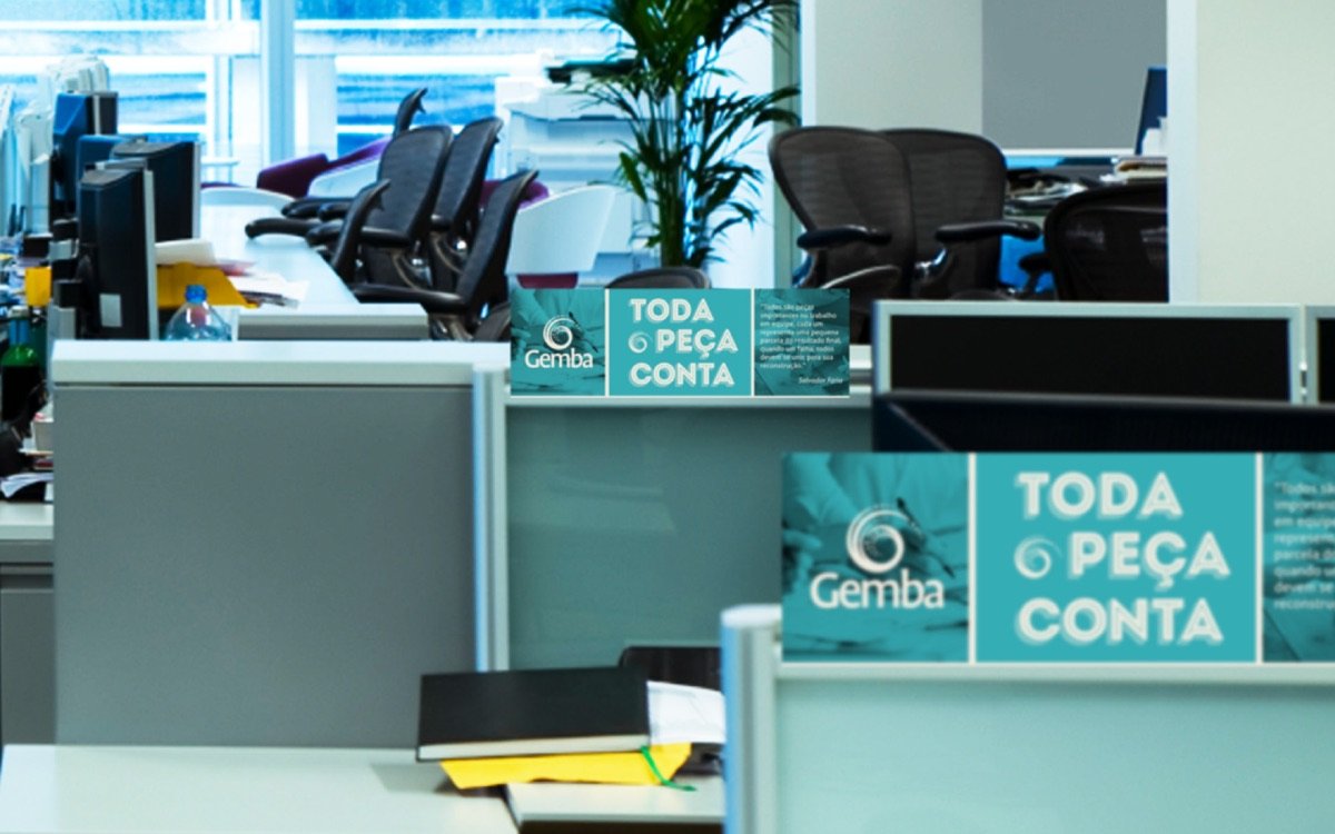 Toda Peça Conta campaign signage in the Gemba office.